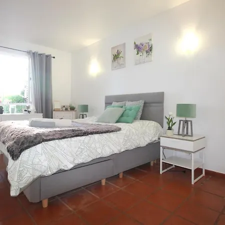Apt 6 People - Large Private Terrace And Swimming Pool Hébergement de vacances